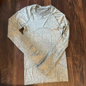 LULULEMON SIZE 2 LONG SLEEVED SWIFTLY TECH